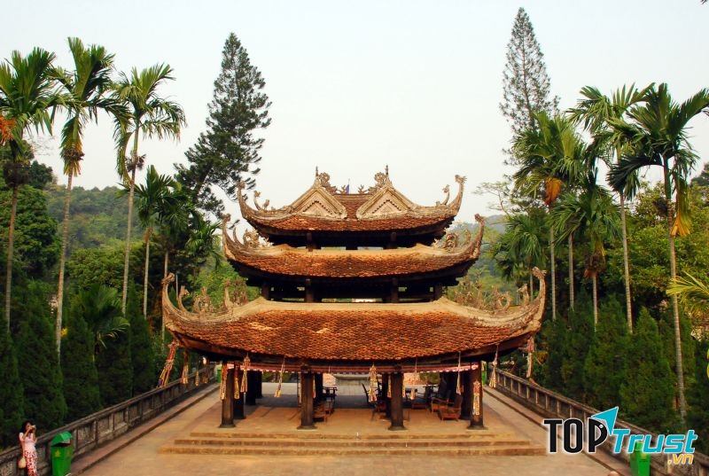 Tháp chuông chùa Hương  (Hằng năm, lễ hội chùa Hương thường diễn ra từ khoảng tháng giêng âm lịch đến hết tháng ba âm lịch.)