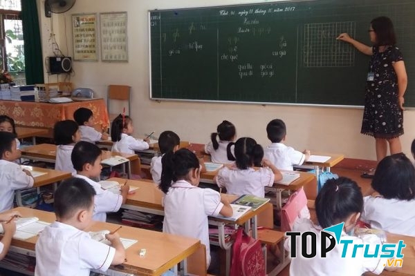Không khí học tập và các phong trào của lớp rất trầm.