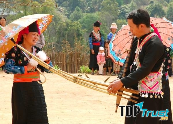 Khèn là nhạc cụ quen thuộc với đồng bào các dân tộc Thái, Mường, H'Mông,...