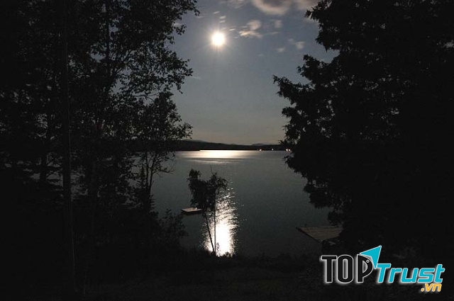 Dòng sông như được dát vàng bởi ánh trăng.