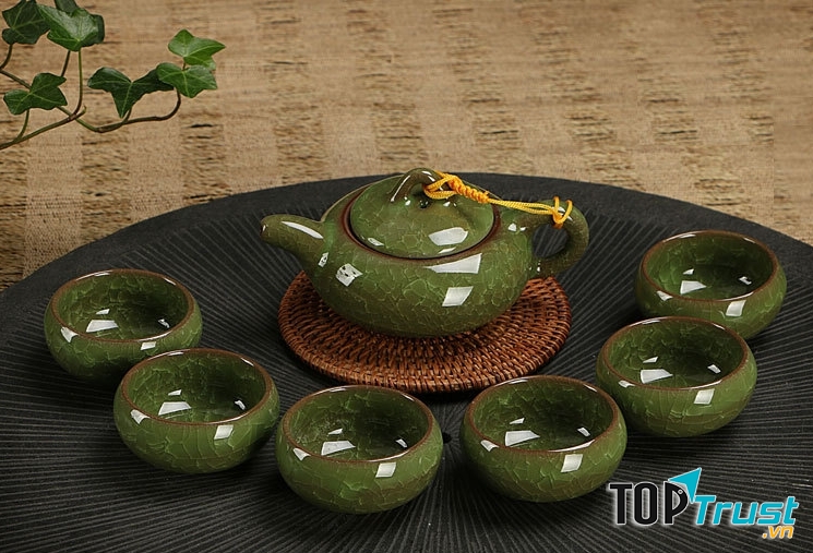 Chiếc vòi chĩa ra từ bụng ấm, bầu bĩnh như một con chim non trong tổ ló đầu ra.