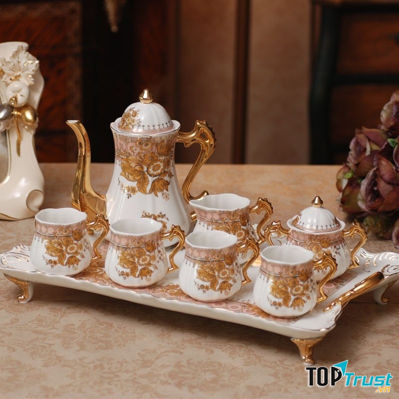 Tôi mở ra và thốt lên “Ôi! Bộ ấm chén đẹp quá!”