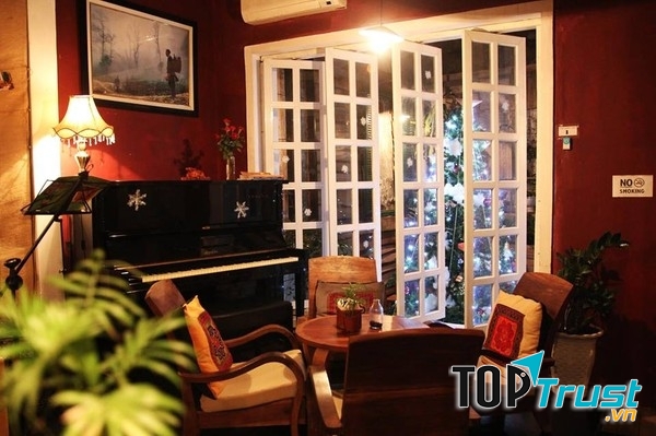 Nhâm nhi cafe trong không gian ấm áp lãng mạn