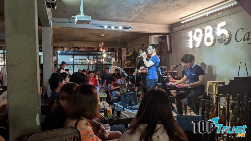Cafe 1985 còn thường xuyên có các đêm nhạc Aucostic hấp dẫn