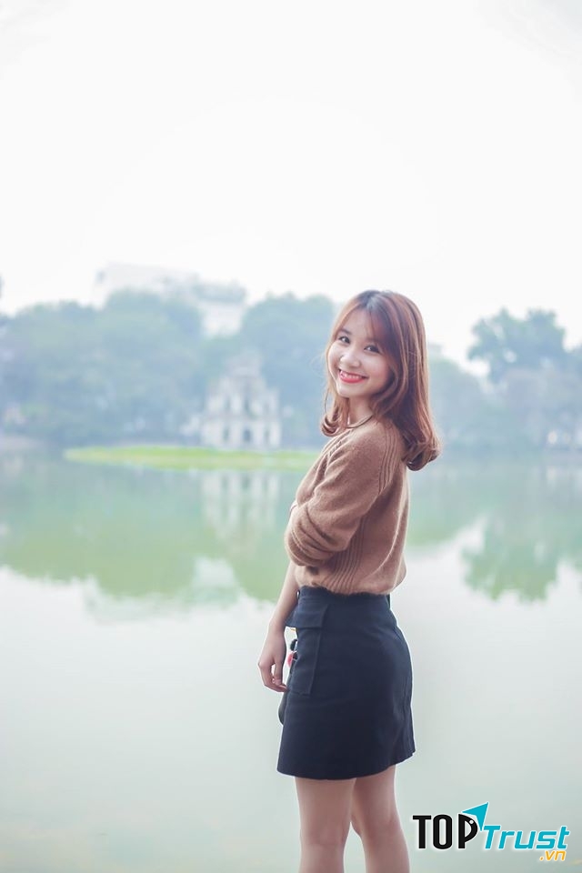 Lưu giữ những khoảnh khắc đẹp bên bờ Tháp Rùa nhé.