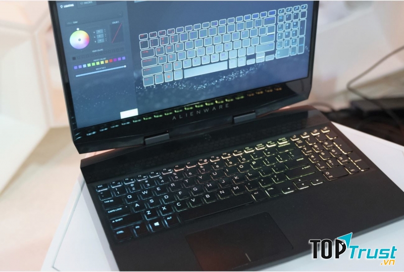ALIENWARE M17