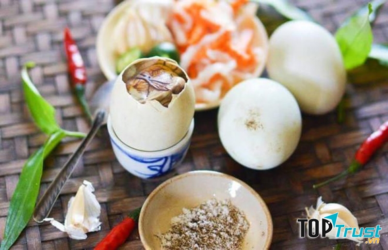 Ăn hột vịt lộn