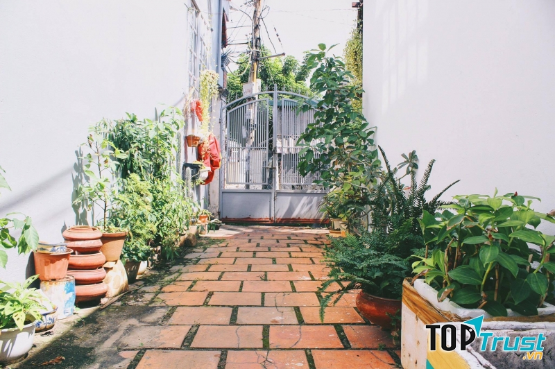 Bàn ăn ngoài sân vườn giản gị, mộc mạc như những bộ phim cổ xưa trong phim.