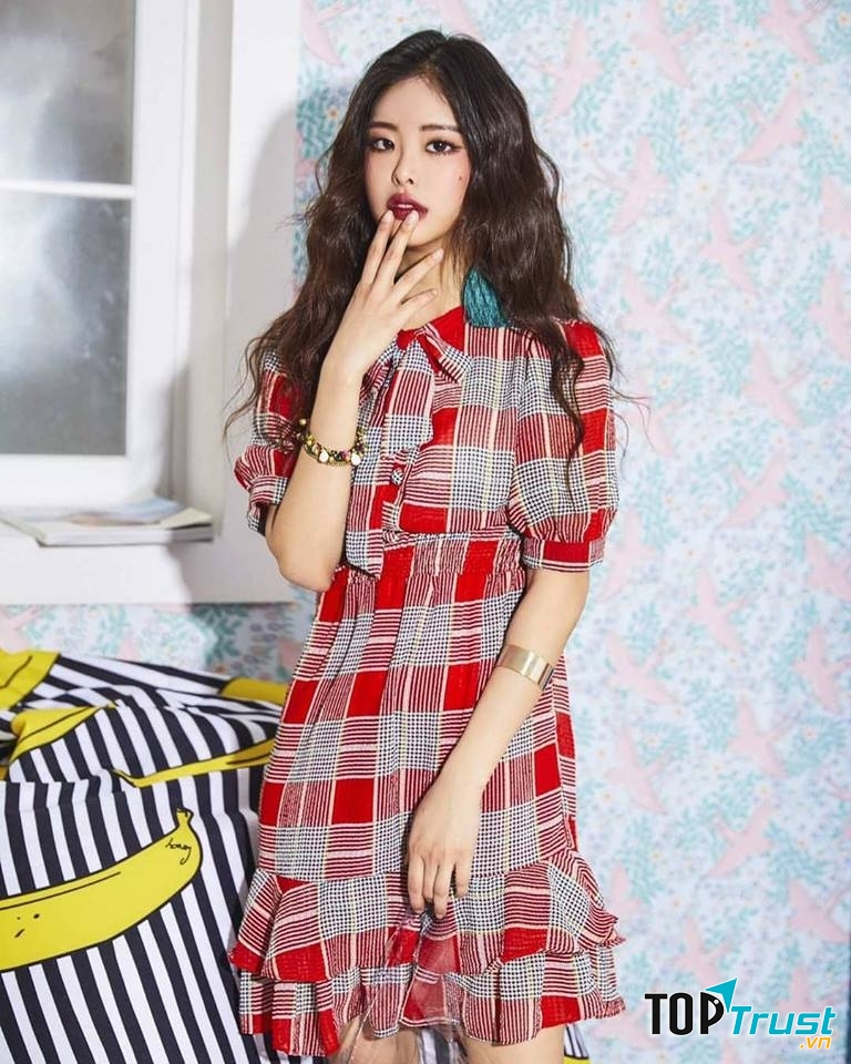 Chiếc váy được thiết kế độc đáo và kết hợp màu sắc rất tinh tế