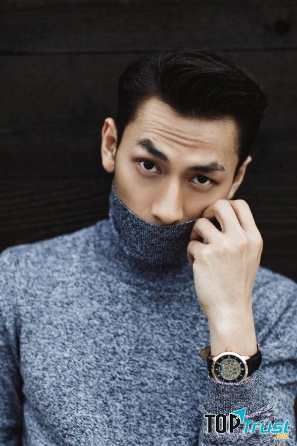 Với phần cổ kéo cao gần sát mặt, áo cổ lọ còn giúp các chàng trai có dáng người thấp ăn gian chiều cao của mình, giúp nhìn trông gọn gàng và ốm hơn.