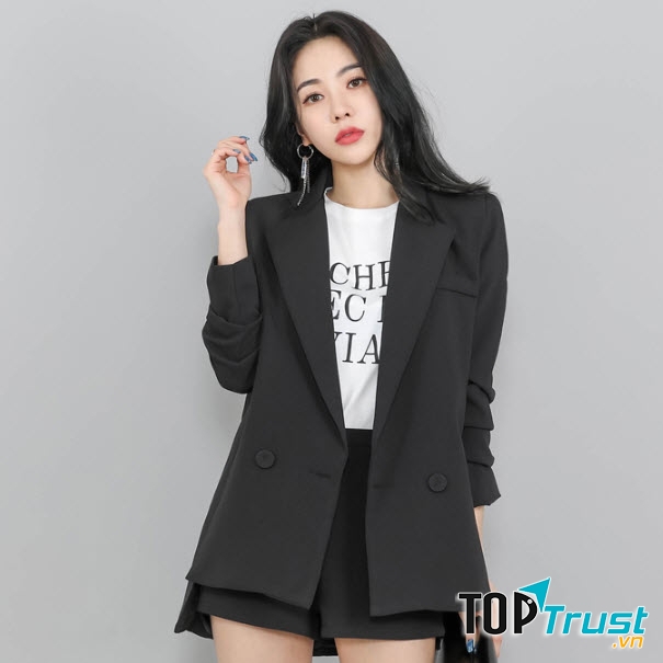 Có thể phối vest đen với quần short để thêm phần trẻ trung