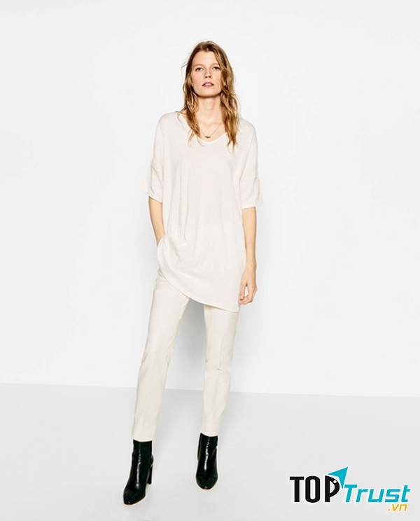 Áo thun có dáng dài là một trong những item khó thể nào thiếu đi trong tủ đồ của những cô nàng sành điệu