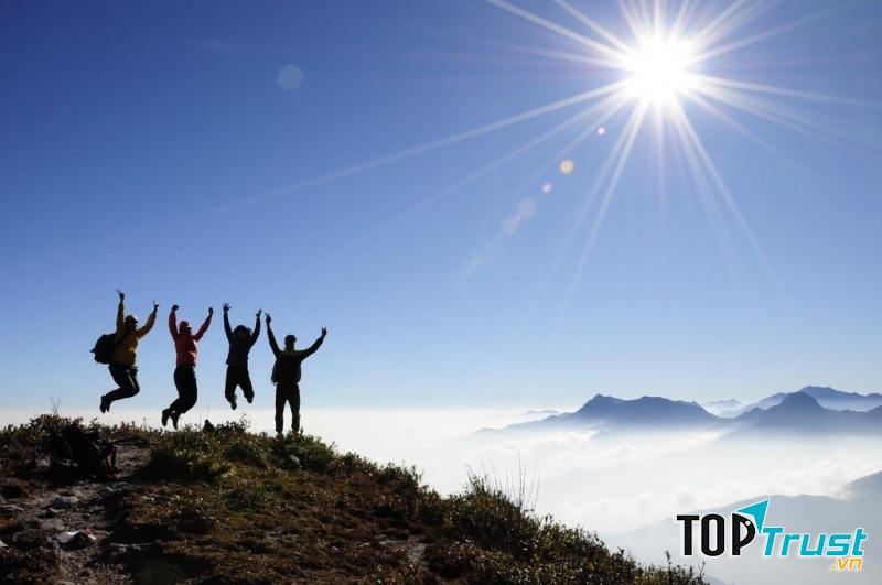 Bạn có thể ngắm bình minh trên đỉnh núi Muối, cũng có thể hạ trại nghỉ vào ban đêm.