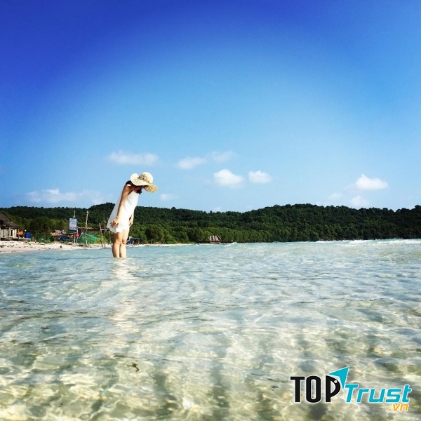 Bãi khem với biển xanh cát trắng