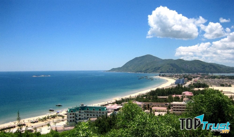 Biển xanh, cát trắng, nắng vàng