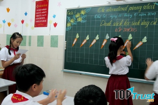 Bảng là người bạn thân thiết và không thể thiếu trong lớp học của chúng em.