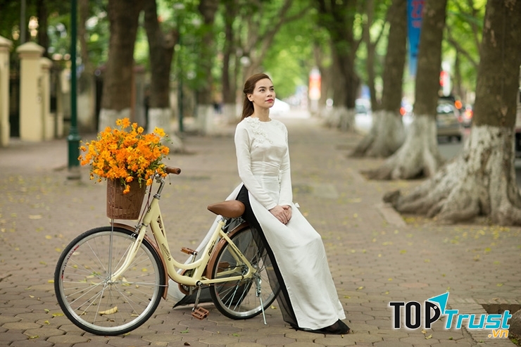 Ấn tay vào giữa cần chuông, tiếng kêu “kính coong” vang lên nghe rất oách.