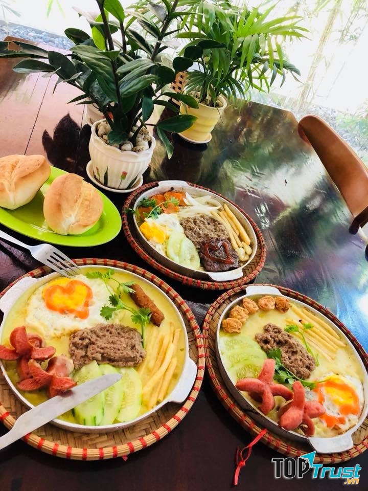 Cùng đồ ăn đẹp mắt, ngon miệng.