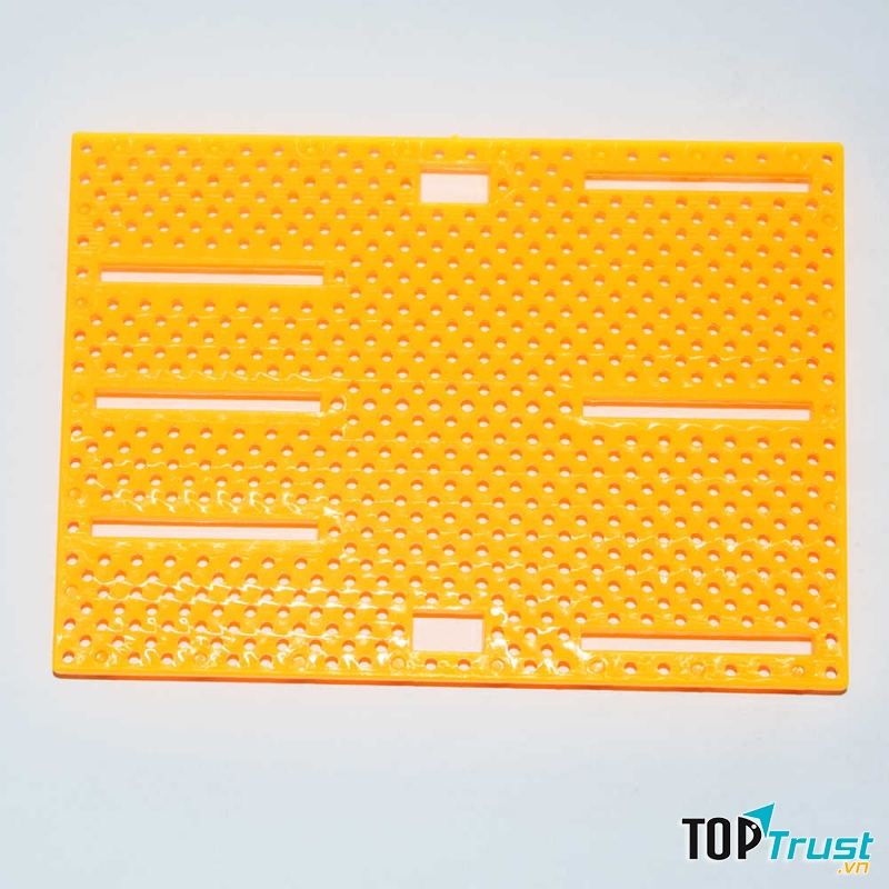 Trẻ thích xếp chồng các đồ vật lên nhau, vậy nên bảng lỗ chính là đồ chơi phù hợp cho trẻ.