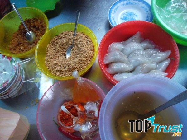 Bánh bột lọc chấm cùng nước mắm chua ngọt, rắc thêm lạc rang giã nhỏ lên trên.