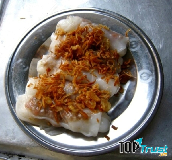 Một đĩa bánh cuốn ngon, rẻ có ở khắp nơi trong thành phố