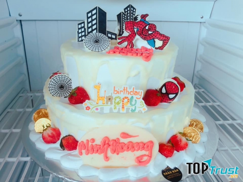 Phần bánh gato được nướng kĩ, không quá ngọt, cùng lớp kem đánh mịn màng, kem không quá béo, sự đơn điệu của lớp kem trắng được khỏa lấp bằng những họa tiết trang trí bắt mắt.