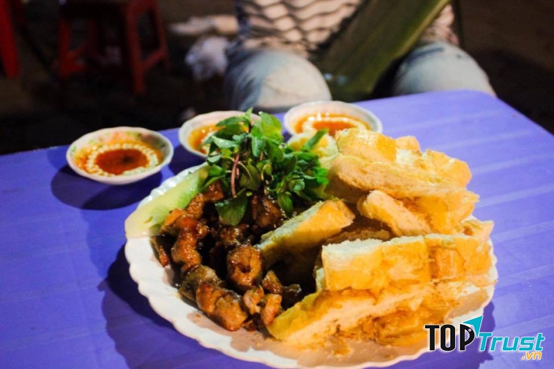 Bánh mì được cắt ra đĩa ăn kèm với thịt nướng