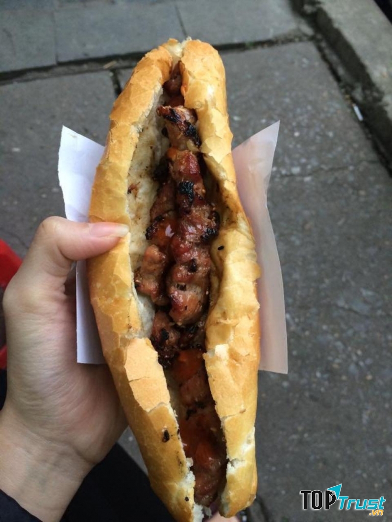 Bánh mỳ kẹp thịt xiên nổi tiếng hồ Trường Thi