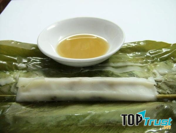 Khi mới luộc xong, chiếc bánh bốc khói nghi ngút, dậy mùi thơm của hành mỡ, ăn vào thấy mềm và rất vừa miệng.