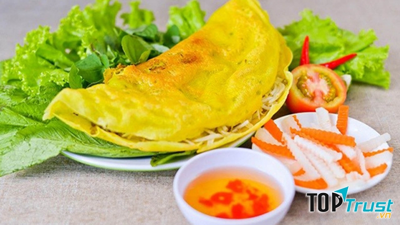 BBánh xèo có sự sánh mịn của bột chiên giòn, hòa quyện với tôm, thịt, giá và đậu xanh.