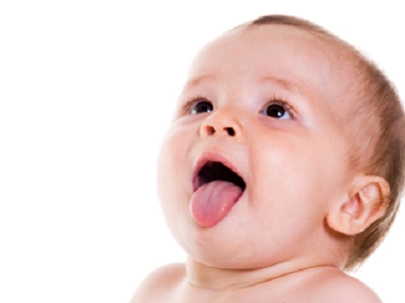 Cho trẻ ngậm chút đường đầu lưỡi sẽ hết nấc cụt