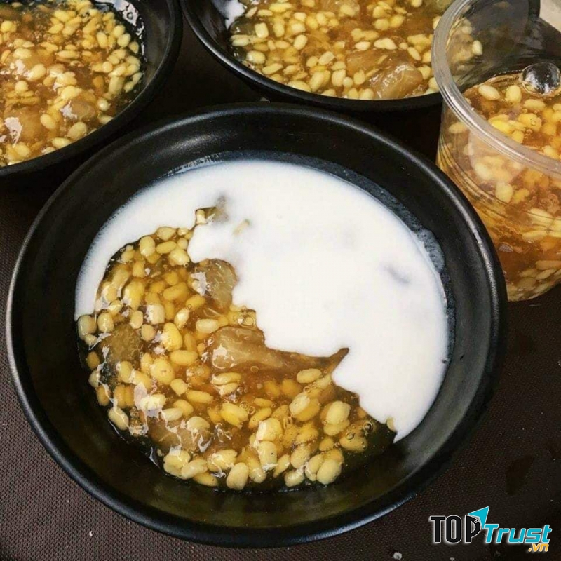 Ly chè bưởi sánh vàng, thơm, ngọt béo ngậy nước cốt dừa.