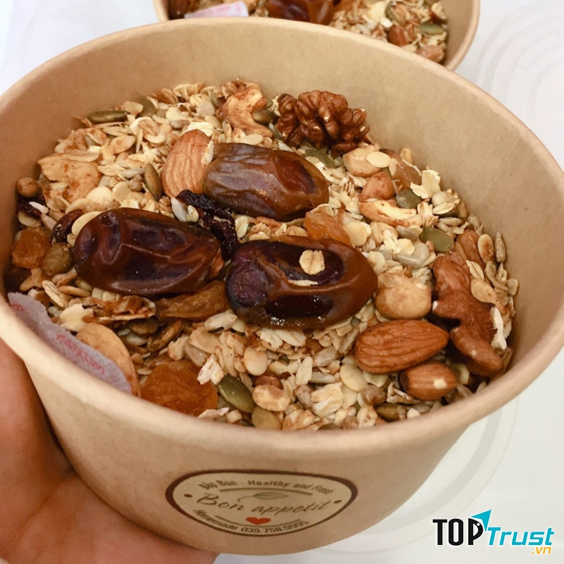 Salad Caesar và waffle yến mạch.