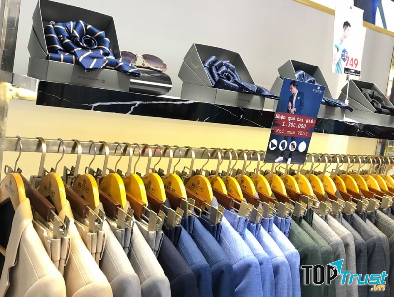 Với 4 cơ sở tại Biên Hòa - Đồng Nai, Biluxury hoàn toàn có thể giúp phái mạnh nơi đây trở nên lịch lãm và quý phái hơn với những bộ vest đẳng cấp, chất lượng