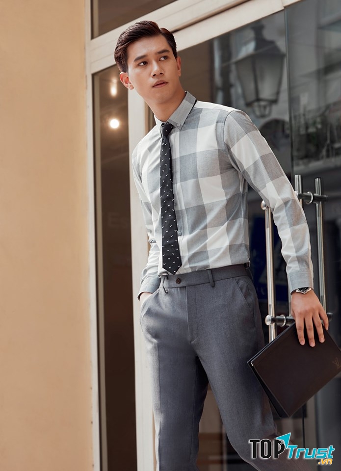 Bên cạnh các mẫu vest đẹp thì Biluxury còn mang đến khá nhiều các mẫu áo sơ mi. áo khoác da, áo thun tay dài, tay ngắn,... ''chất hết nấc'' để bạn trai tha hồ diện.