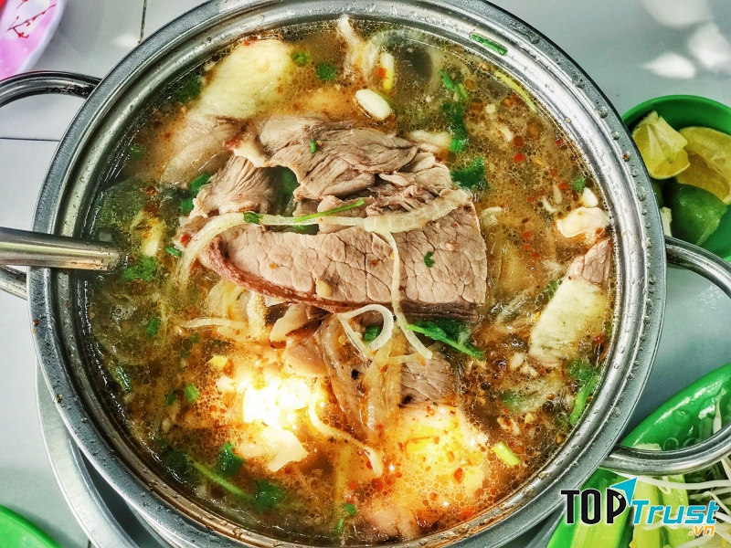 Nước lẩu khá đậm vị, thơm ngon hết sức