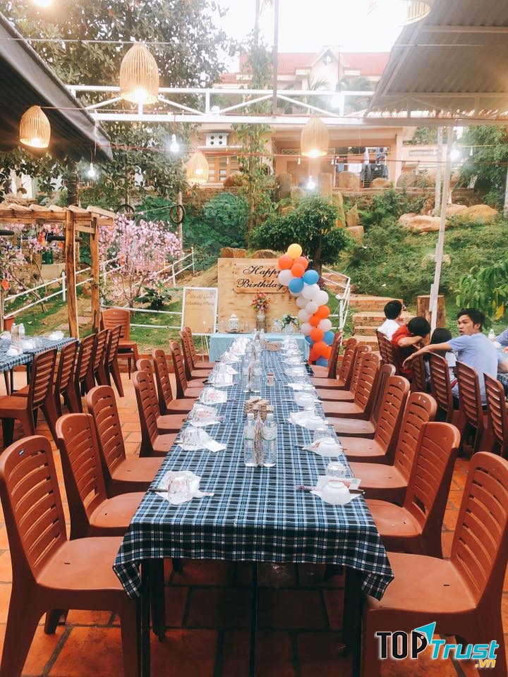 Quán rất rộng rãi, thoáng mát, phù hợp tổ chức những buổi tiệc liên hoan, gia đình