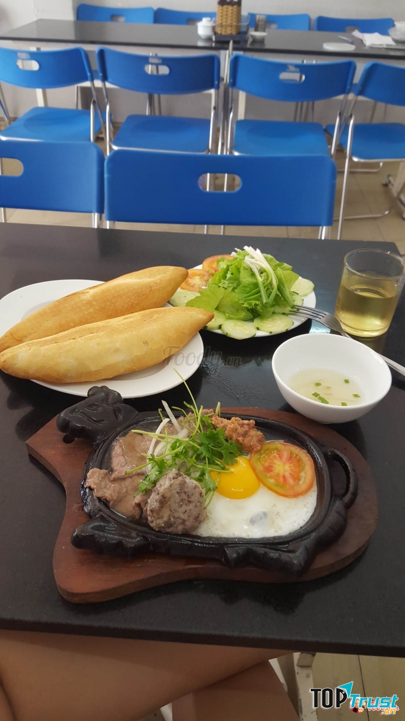 Phần bò né thập cẩm chỉ 35k gồm xíu mại, ốp la, bít tết, khoai tây và pate, thêm dĩa rau và chén nước.