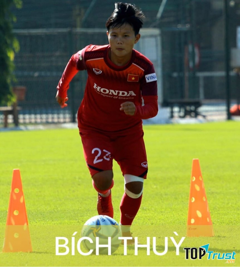 Nữ cầu thủ Bích Thùy