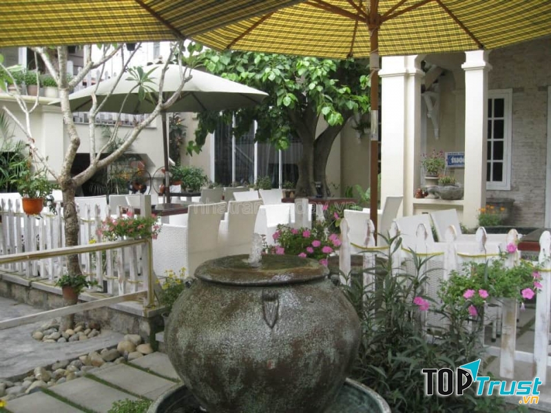 Không gian bên ngoài thoáng đãng, yên tĩnh