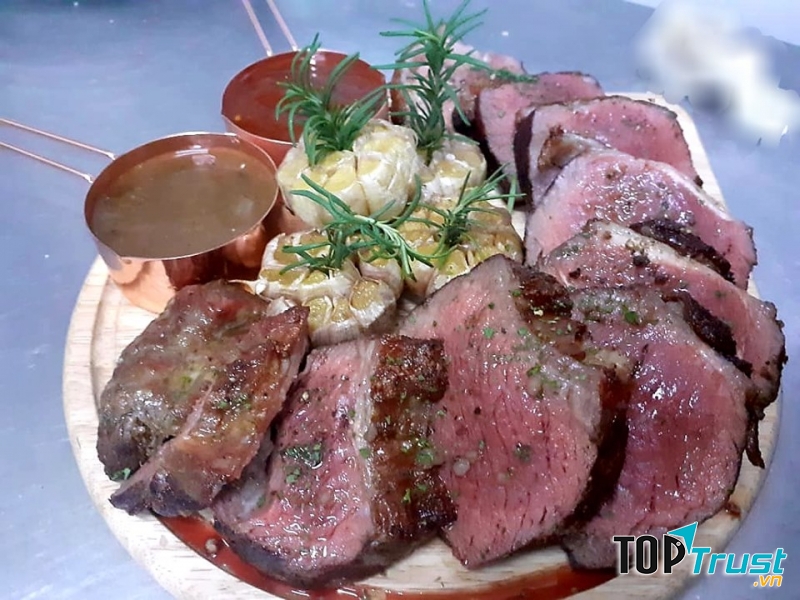 Thịt nướng lửa than và chỉ làm Rare or Medium Rare