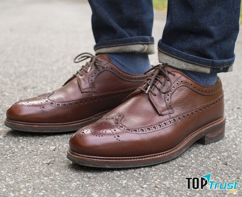 Hàng lỗ kéo dài dọc bên thân làm Brogues thêm tinh tế và sang trọng hơn