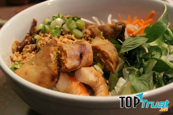 Một món ngon được ưa chuộng khác của miền Trung là Mì Quảng