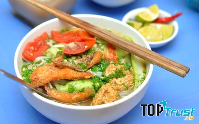 Một tô bún cá đầy đặn có cực nhiều chả cá, thịt cá được tẩm ướp rán giòn rụm.