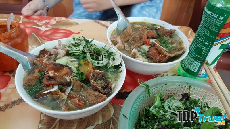 Bát bún cá bốc khói nghi ngút xua tan cái lạnh đầu xuân