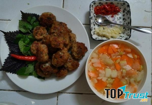 Miếng chả nướng than hoa vàng ruộm.