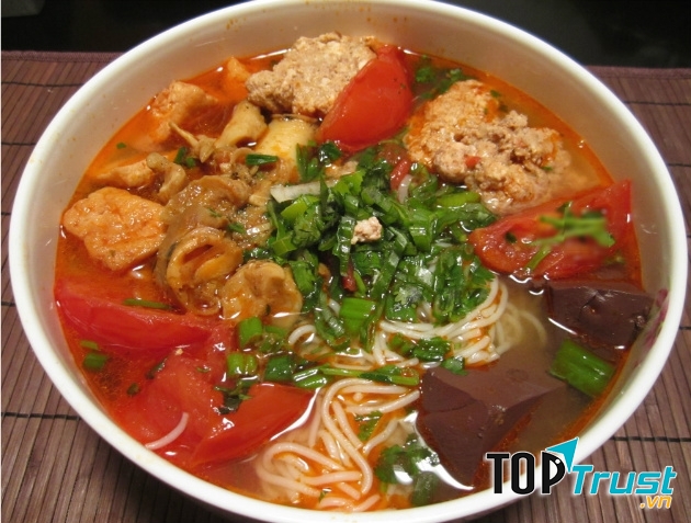 Tô bún riêu cua với màu sắc bắt mắt