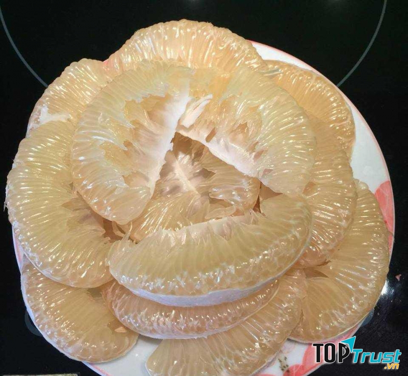 Tép bưởi không dính vào mu, tép nào cũng căng tròn mọng nước. Màu sắc thịt quả màu hồng nhạt hoặc màu trắng trong