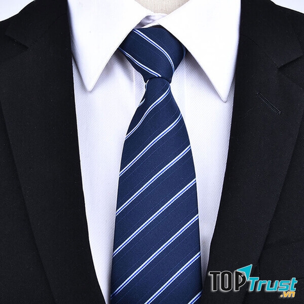 Những mẫu cà vạt có màu tối như đen than, xanh na-vy, hay họa tiết kẻ chéo, sọc sẽ tạo nên nét trưởng thành, nam tính,