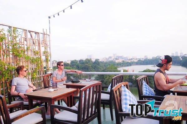 Cafe phố cổ thu hút rất nhiều du khách nước ngoài với view tuyệt đẹp ngắm nhìn Bờ Hồ